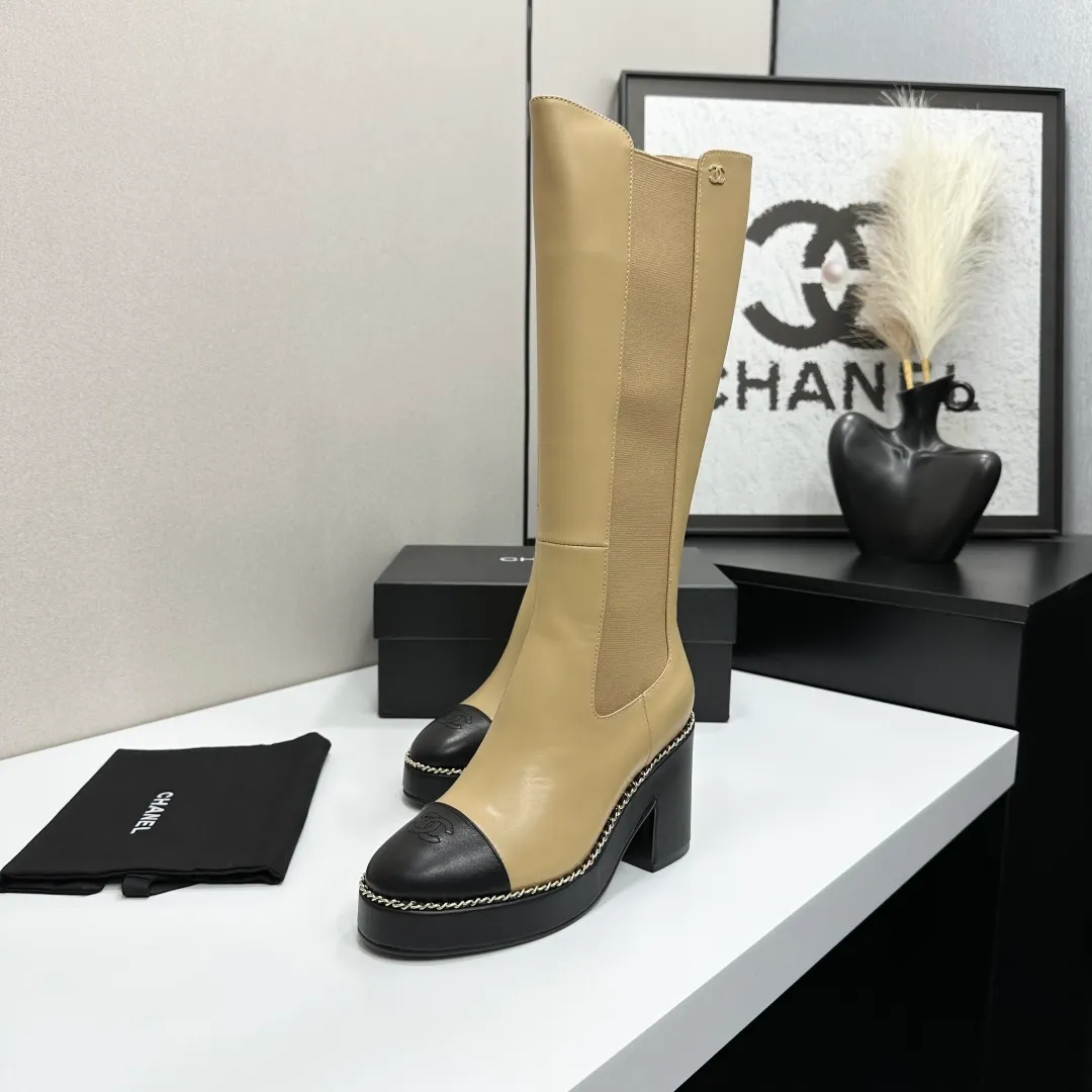 👟👟Ex-factory price 960👟👟 CHANEL Xiaoxiang 2024 autumn and winter sheepskin boots high boots knight boots The version is also the basic version of the Martin boots, neat and handsome. The upper is made of cowhide, super soft against the skin, wide and full, handsome and comfortable. The lining is soft water-dyed cowhide. The sole is original rubber outsole. Exclusive top quality 35-39. 40 customized